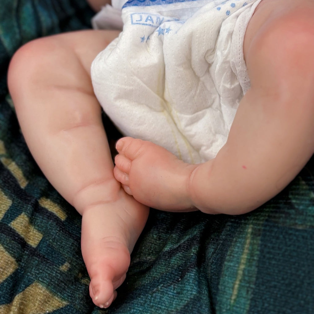 18 Inch Soft Silicone Reborn Baby Doll Realistic Lifelike Full Body Mini Baby with Accessories